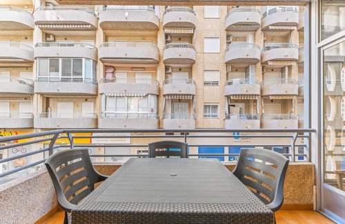 Santa Pola Apartment | Apartment 'Sunflower Siroco' with Balcony, Wi-Fi and Air Conditioning
