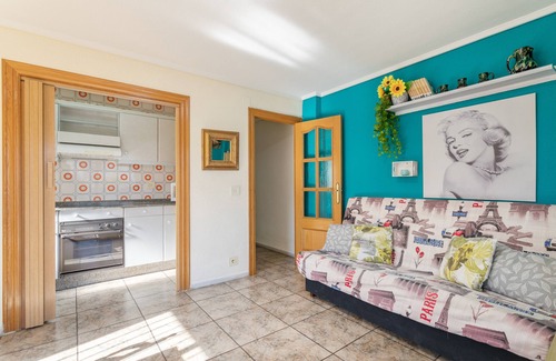 Santa Pola Apartment | Apartment 'Sunflower Salamanca' with Balcony, Wi-Fi and Air Conditioning