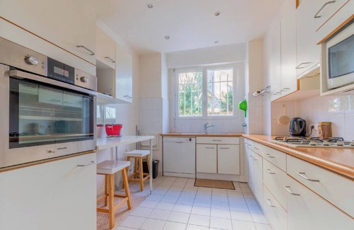Saint-Cloud Apartment | Apartment 'Sur Jardin Clos' with Private Terrace, Private Garden and Wi-Fi