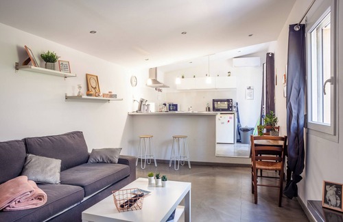 Saint-Menet Apartment | Apartment 'T2 Dans Les Pins' with Private Terrace, Wi-Fi and Air Conditioning