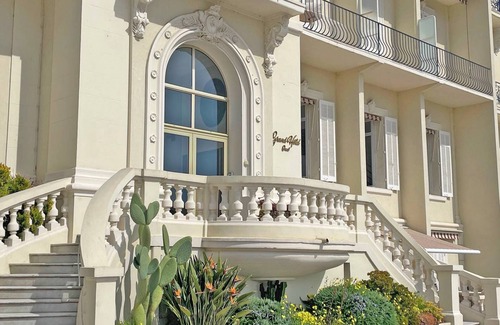 Sainte-Maxime City Centre Apartment | Apartment T3 - 4/5 people - Exceptional sea view - Air conditioning - Near beach and town center.