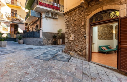 Taormina Apartment | Apartment 'Taormina' with Wi-Fi and Air Conditioning
