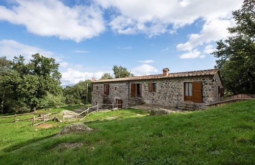 Radicofani Apartment | Apartment 'Terra' with Shared Terrace, Shared Garden and Wi-Fi