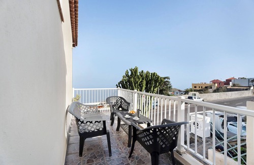 Mocanal Apartment | Apartment 'Trebol 3' with Sea View, Private Terrace and Wi-Fi
