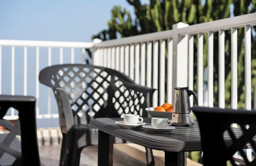 Mocanal Apartment | Apartment 'Trebol 3' with Sea View, Private Terrace and Wi-Fi
