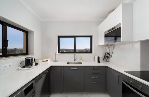 Vilamoura Apartment | Apartment "Tropicana" with Shared Pool & Wi-Fi