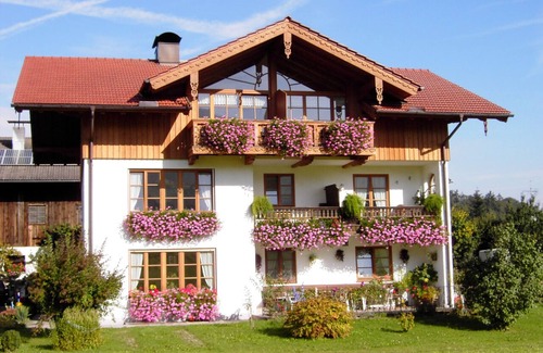Frasdorf Apartment | Apartment up to 4 people- Kampenwand- 65 sqm, 2 bedrooms, kitchen, satellite TV, balcony, own entrance, non-smoking