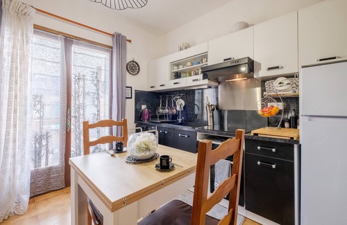 Bastide Giraud Apartment | Apartment 'Vallon Des Prés' with Private Terrace, Shared Garden and Wi-Fi