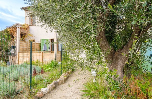Bastide Giraud Apartment | Apartment 'Vallon Des Prés' with Private Terrace, Shared Garden and Wi-Fi