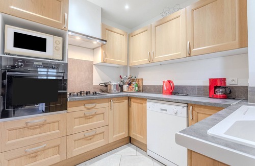 Pierrefeu-du-Var Apartment | Apartment 'Villa Gigi' with Private Terrace, Wi-Fi and Air Conditioning