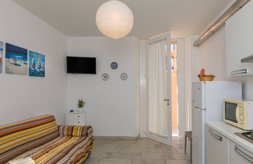 San Vincenzo Apartment | Apartment 'Villa Corallo - Agata' with Shared Garden, Wi-Fi and Air Conditioning