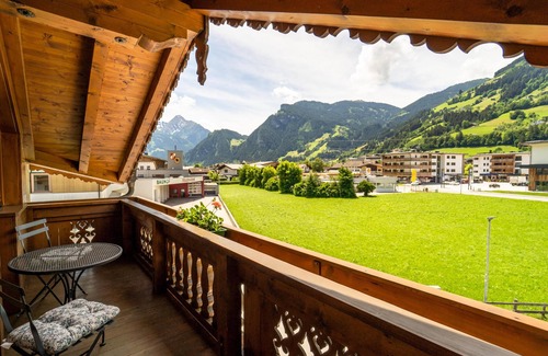 Ramsau im Zillertal Apartment | Apartment with balcony and views