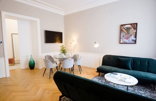 Mariahilf Apartment | Apartment with 2 Bedrooms and Balcony - Naschmarkt