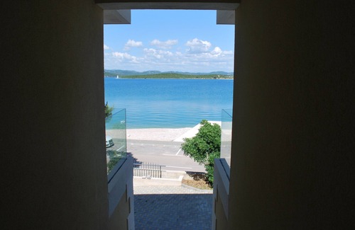 Susica Apartment | Apartment with a beautiful lake view - right on the sea -
