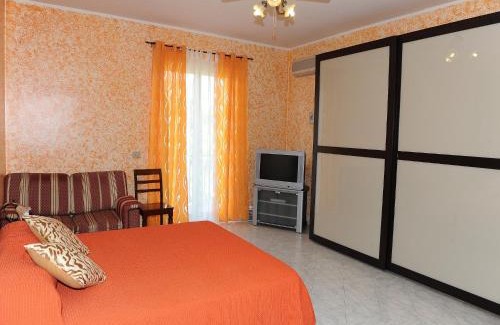 Santa Venerina Apartment | Apartment with air conditioning and salt pool