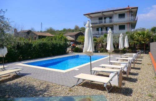Santa Venerina Apartment | Apartment with air conditioning and salt pool
