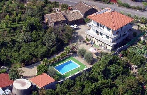Santa Venerina Apartment | Apartment with air conditioning and salt pool