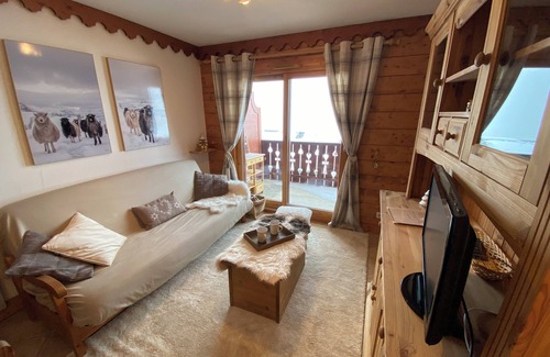 Les Menuires Apartment | Apartment with balcony at the foot of the slopes, ideal for families!