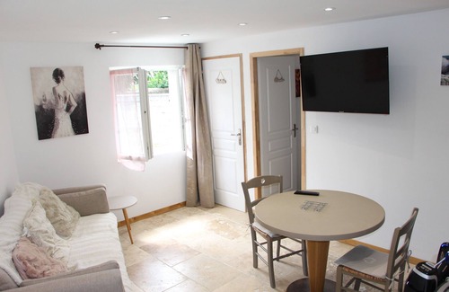 Perigueux Apartment | APARTMENT WITH CLIM, Fiber and GARAGE