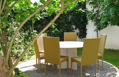 Waggershausen Apartment | Apartment with a beautiful terrace and large garden