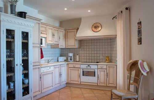 Saint-Trinit Apartment | Apartment with dishwasher, close to Village