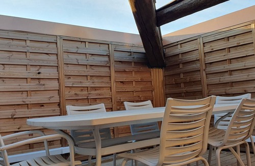 Lespignan Apartment | APARTMENT WITH ELEVATOR, TERRACE, GARAGE 15 MINUTES FROM THE SEA FOR 6 PEOPLE