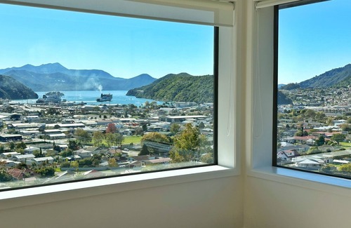 Picton Apartment | Apartment with expansive views