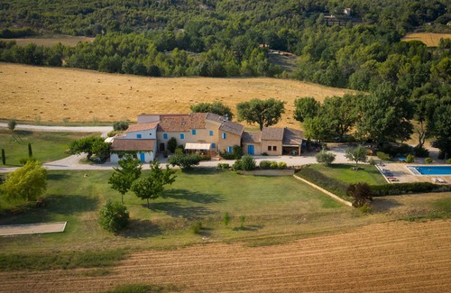 Peypin-d'Aigues Apartment | Apartment with pool and terrace at the foot of the Luberon