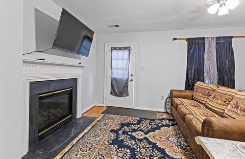 Sterling Apartment | Apartment with garage parking Patio close IAD