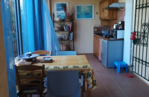 Meyrargues Apartment | Apartment with garden and garage MEYRARGUES. Stays of up to 7 days.