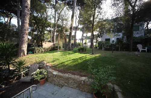 Tirrenia Apartment | Apartment with garden, very close to the sea with independent entrance
