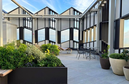 Fairfield Apartment | Apartment with Workspace and Sky Library