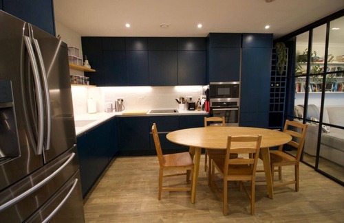 Evelyn Apartment | Apartment with desk and parking