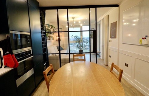 Evelyn Apartment | Apartment with desk and parking