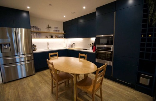 Evelyn Apartment | Apartment with desk and parking