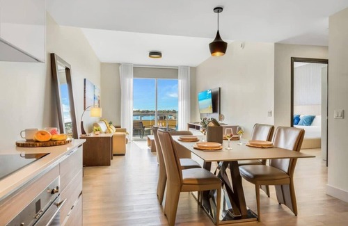 Hollywood Lakes Apartment | Apartment with Hot Tub and Infinite Pool