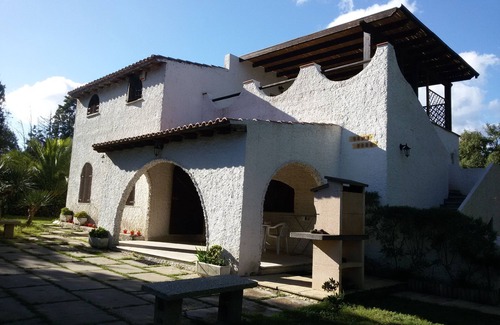 Pula Apartment | Apartment with large garden and tennis court