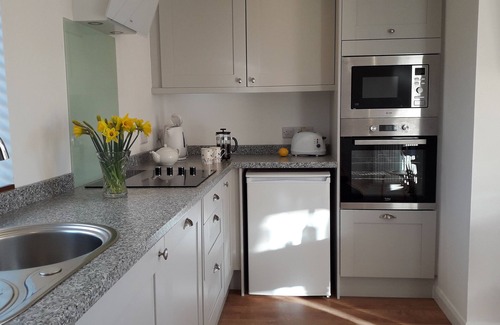 Clyst Saint George Apartment | Apartment with one king bed with shower room