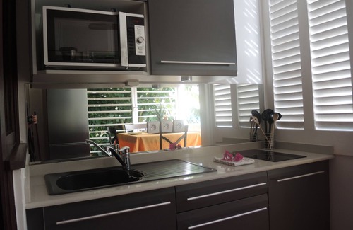 Anse des Rochers Apartment | Apartment with swimming pool and private beach, with a separate bedroom