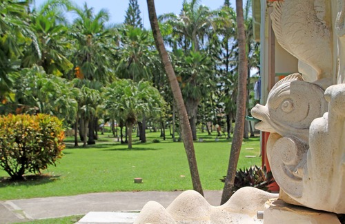 Anse des Rochers Apartment | Apartment with swimming pool and private beach, with a separate bedroom