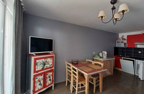 Plougasnou Apartment | Apartment with sea view, GR 34 and beach nearby