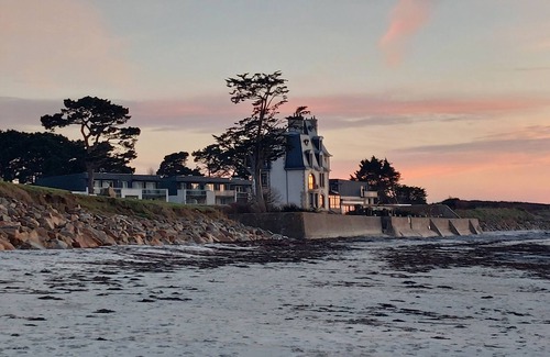 Plougasnou Apartment | Apartment with sea view, GR 34 and beach nearby