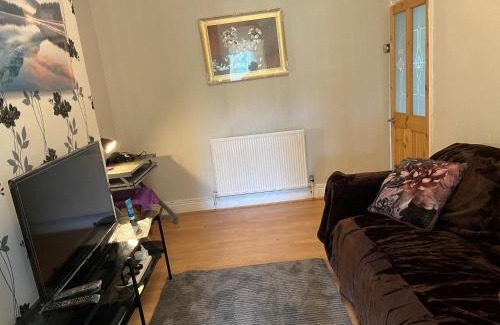 Plymouth Apartment | Apartment with shared garden and basic equipments