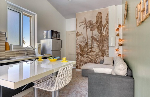 Petite-ÃŽle Apartment | Apartment with swimming pool and ocean view