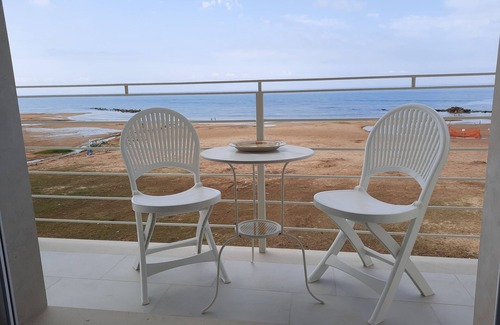 Donnalucata Apartment | Apartment with terrace, on the beach, very quiet location, WiFi, aircon, 5 pers.