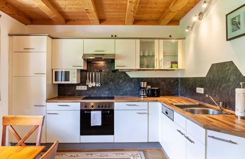 Unterammergau Apartment | Apartment 'Wohnung Blau - Ferienhaus Ammergau' with Mountain View, Terrace and Wi-Fi