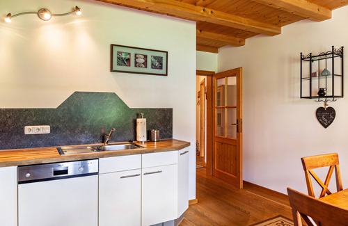Unterammergau Apartment | Apartment 'Wohnung Blau - Ferienhaus Ammergau' with Mountain View, Terrace and Wi-Fi
