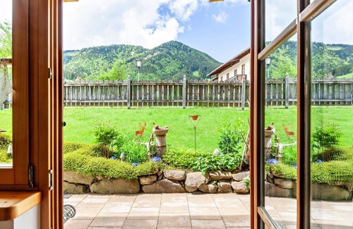 Unterammergau Apartment | Apartment 'Wohnung Blau - Ferienhaus Ammergau' with Mountain View, Terrace and Wi-Fi