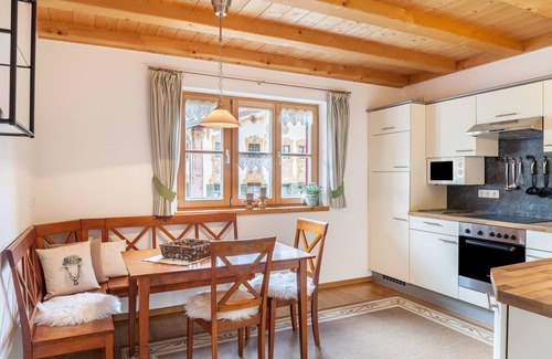 Unterammergau Apartment | Apartment 'Wohnung Grün - Ferienhaus Ammergau' with Mountain View and Wi-Fi