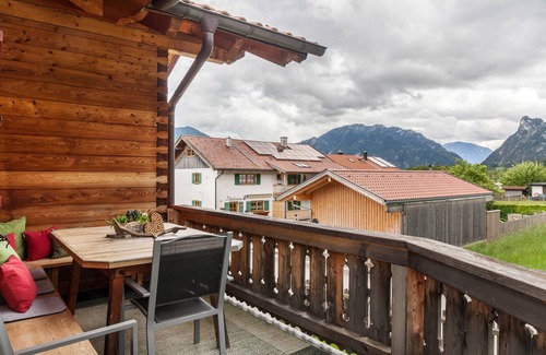Unterammergau Apartment | Apartment 'Wohnung Grün - Ferienhaus Ammergau' with Mountain View and Wi-Fi